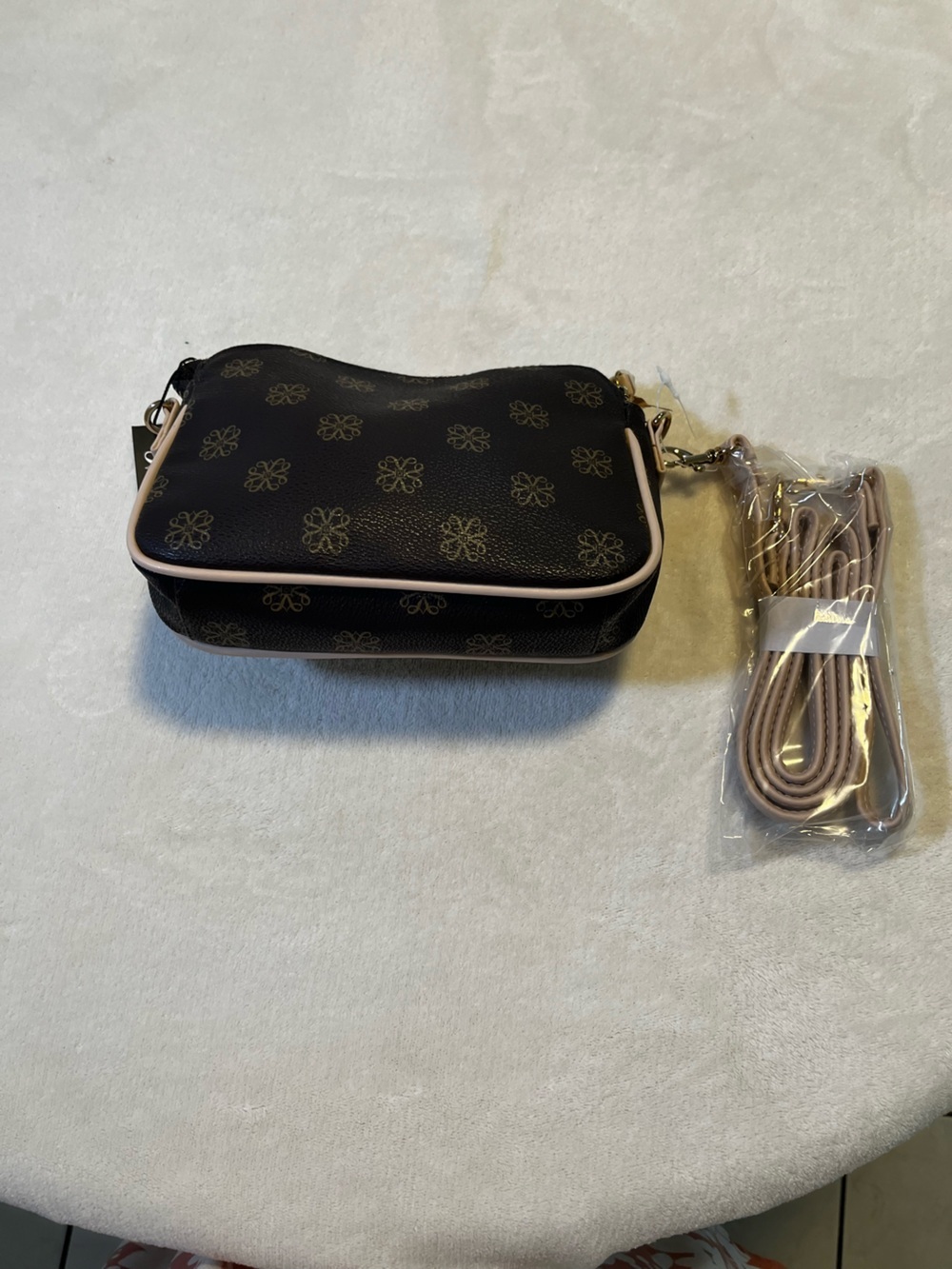 🌸 AVON Signature Collection Black & Blush Pink Crossbody/Wristlet Bag NWT 🌸 - Picture 4 of 7